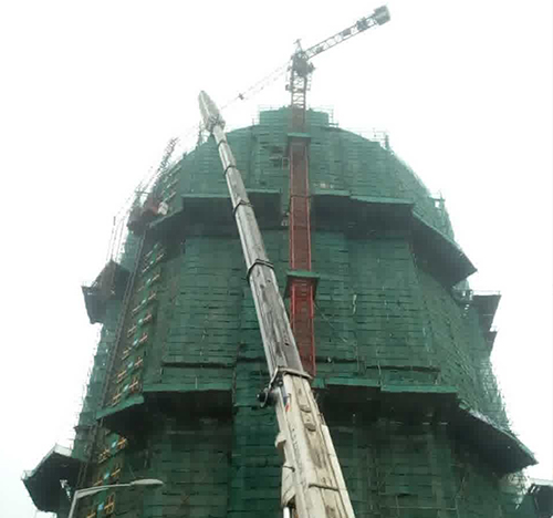 阳信吊车在工地上作业
